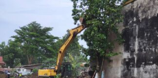 🔴 À LA UNE : Fin de la Saga « Kin Matin » ! Le bulldozer de l’entreprise COC rase l’illégalité au cœur de Kisangani, << Place aux grands travaux d’implantation du Méga infrastructure R+3 au cœur du centre commercial de KISANGANI >>