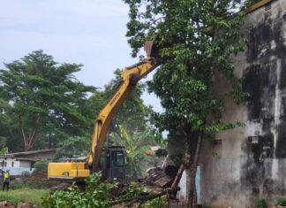 🔴 À LA UNE : Fin de la Saga « Kin Matin » ! Le bulldozer de l’entreprise COC rase l’illégalité au cœur de Kisangani, << Place aux grands travaux d’implantation du Méga infrastructure R+3 au cœur du centre commercial de KISANGANI >>