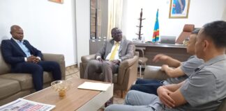LOGEMENTS SOCIAUX : Conduit par Thomas Makunya DP Acoprim/Tshopo, Le Chef des Chantiers de la COC à Kinshasa chez le DG Ir Mika Kayemba ; << rassuré de la mise en œuvre des fonds, à quelques jours de l’implantation de l’immeuble R+3 sur le site PCR à Kisangani >>
