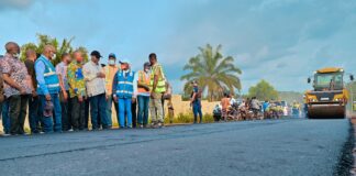 Haut-Uele : le Gouverneur Jean Bakomito constate la reprise effective de l’asphaltage de la voirie urbaine d’Isiro